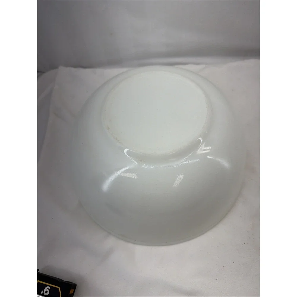 Vintage  True Opal Unmarked White Mixing‎ Bowl 4 Quart